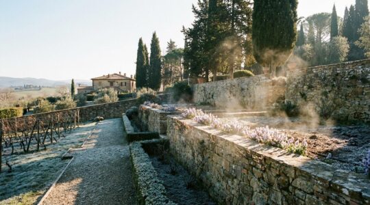 Vista panoramica di un giardino italiano con diverse zone microclimatiche visibili, mostrando aree di gelo, ombra e sole